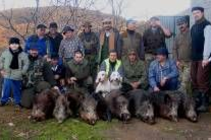 Los cazadores posan con los jabalíes una vez finalizada la batida organizada por la pedanía