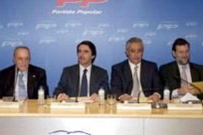 Fraga, Aznar, Arenas y Rajoy, ayer durante la reunión del Comité Ejecutivo del PP