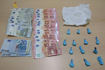 Bolsitas de speed y dinero incautado durante la detención en La Bañeza.