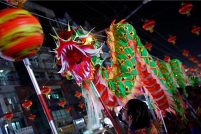 Un dragón desfila por las calles del barrio chino de Ragún durante las celebraciones de Año Nuevo