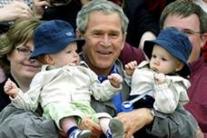 Bush se fotografía con dos gemelos en un acto electoral