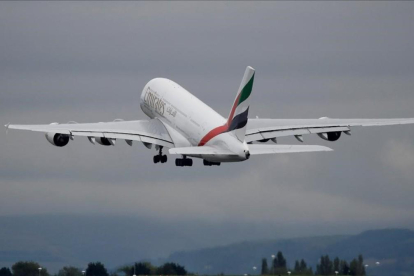 Avión de Emirates despegando en Manchester
