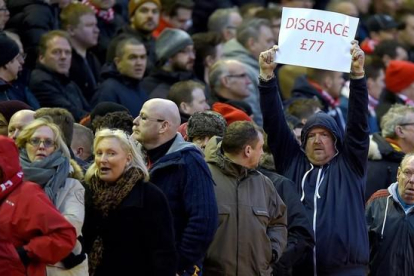 Aficionados del Liverpool abandonan el estadio como protesta por los precios