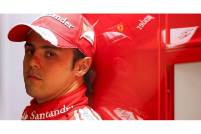 El piloto brasileño de Fórmula Uno Felipe Massa, de Ferrari, permanece en el garaje del equipo durante la primera sesión de entrenamientos en Shangai.