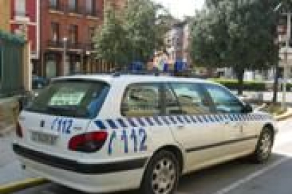 El coche patrulla ya exhibe los adhesivos del Servicio 112