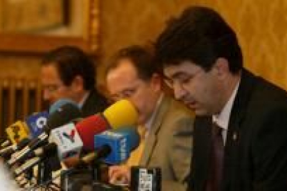 En primer término Juan Martínez Majo, detrás Luis Alberto Solís y Luis Aznar