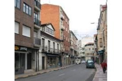 Aspecto de la calle dedicada al ingeniero que construyó el famoso puente de Requejo