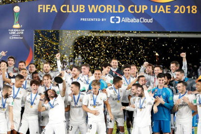 Los jugadores del Real Madrid celebran, después de recibir la copa en el terreno de juego, la consecución del tercer Mundial de Clubes seguido. ALI HAIDER