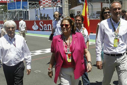 De izquierda a derecha, Bernie Ecclestone, Rita Barberá y Alberto Fabra, en la parrilla de salida del GP de Europa de F-1, en Valencia en el 2012.