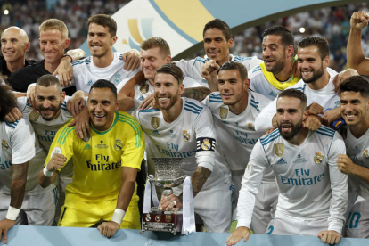 Sergio Ramós como capitán celebra junto al resto de la plantilla del Real Madrid el título de campeones de la Supercopa frente al FC Barcelona. CHEMA MOYA