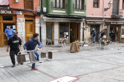 Un joven lanza una silla contra otros aficionados en la plaza de San Martín, en el corazón del Barrio Húmero.
