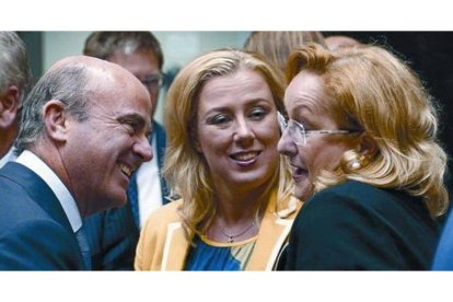 Guindos conversa, ayer con las ministras de Finanzas de Finlandia, Jutta Urpilainen, y de Austria, Maria Fekter, ayer.