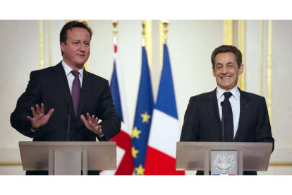 El presidente francés, Nicolas Sarkozy (dcha), y el primer ministro británico, David Cameron (izda), ofrecen una rueda de prensa en el Palacio de los Elíseos en París (Francia) hoy, viernes, 17 de febrero de 2012.