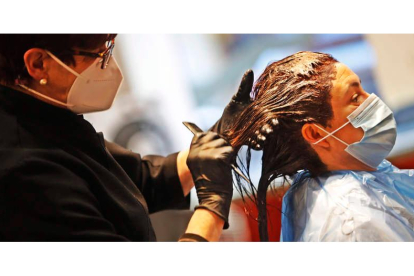 Las peluquerías —en la imagen Stylo, en León capital— entrarán en las nuevas líneas. RAMIRO