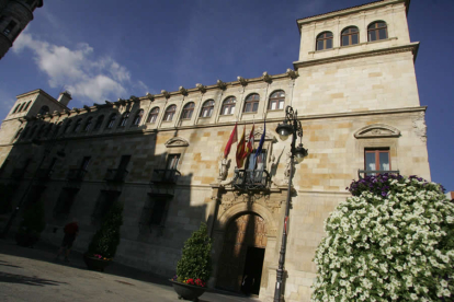 Fachada del Palacio de los Guzmanes, sede de la Diputación Provincial. BODELÓN