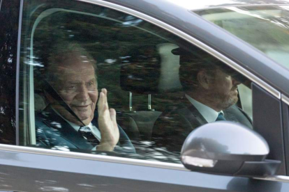 El rey emérito Juan Carlos I saluda al abandonar un acto social, en una imagen de archivo.
