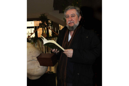 El poeta y artista visual Gustavo Vega.
