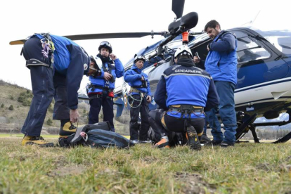 Fotografía facilitada por el Ministerio francés del Interior, que muestra a un equipo de los servicios de rescate en la base de Seyne-les-Alpes (Francia)