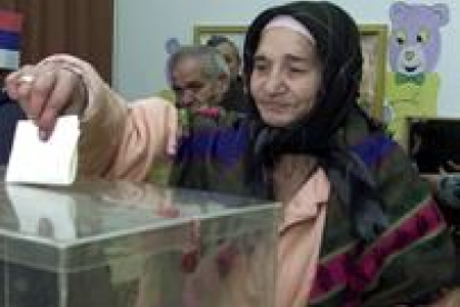 Una mujer vota en su colegio electoral, una escuela, en las afueras de Belgrado