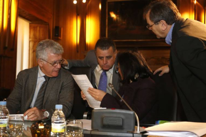 El interventor de la Diputación de León, Jesús López (I), asiste al Pleno Extraordinario.