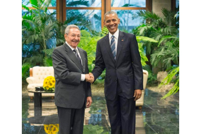 Raúl Castro y Barack Obama durante su encuentro en el palacio de la Revolución. MICHAEL REYNOLDS
