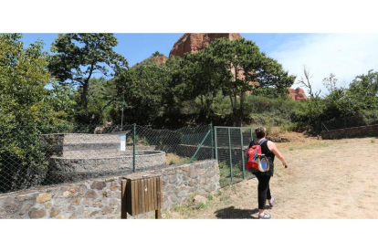 La imagen muestra el depósito del agua de Médulas, con parte de los picachos rojizos del paraje Patrimonio de la Humanidad.