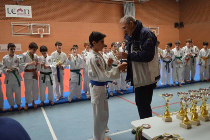 Vicente Canuria, concejal de Deportes del Ayuntamiento, hizo entrega de las medallas y trofeos.