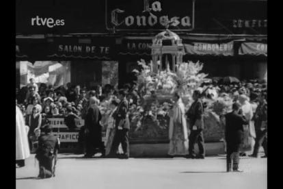 En un desfile en el paseo de la Condesa de Sagasta. ARCHIVO HISTÓRICO DEL DIARIO DE LEÓN