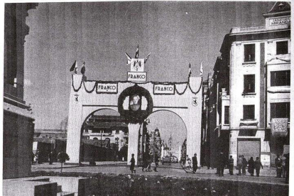 Arco de triunfo en Guzmán para celebrar la victoria de Franco. ARCHIVO HISTÓRICO DEL DIARIO DE LEÓN