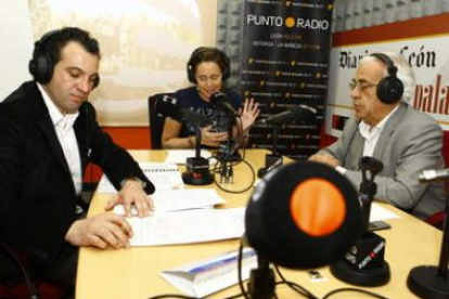 El diputado Nicanor Sen, la moderadora Nuria González y el alcalde de Boca de Huérgano, Tomás de la