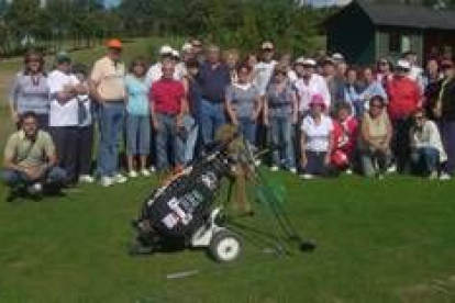 El grupo participante en las actividades de mayores, en el Club de Golf
