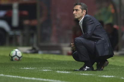 Valverde observa el juego durante el Girona-Barça del Montilivi.