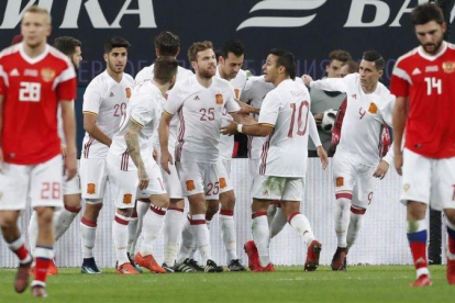 Los jugadores de la selección española celebran un gol en el amistoso frente a Rusia en San Petersburgo.