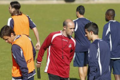 Monteagudo, en el centro, y los jugadores de la Cultural ya barajan nuevos destinos.