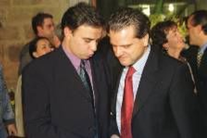 Imagen de archivo de Joaquín Otero y Mario Amilivia en una charla informal durante un acto