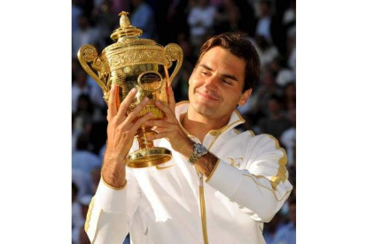 Federer mira la copa con orgullo tras proclamarse por sexta vez campeón de Wimbledon.