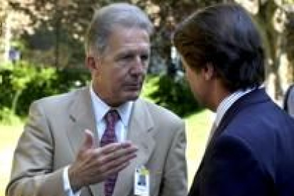 Fernando Arias-Salgado conversa con el presidente José María Aznar en una imagen de archivo