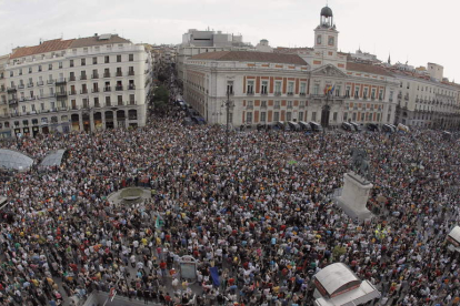 Imagen de la Plaza del Sol, ayer, tras desembocar en ella las manifestaciones madrileñas del 15M.