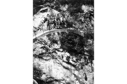 Antiguo puente de Trea. En 1941 quedó totalmente destrozado tras caer encima una piedra que se había desprendido desde las cimas. Fue instalado para facilitar los trabajos de construcción de la presa de Caín a Camarmeña. Después vino la senda del Cares. ARCHIVO DE CÉSAR G. SADIA
