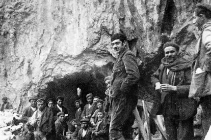Más de 2.000 hombres trabajaron en la construcción del canal del Cares entre 1917 y 1921. 'OBRAS DE TITANES', MARIANO ZUBIZARRETA