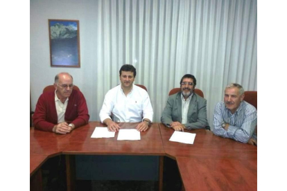 Firma del convenio con el párroco de la iglesia.