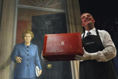 La cartera de Margaret Thatcher, presentada durante la subasta de la casa britanica Christie's en Londres. Imagen de la presentación de los objetos a subastar, el 11 de diciembre.