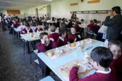 Los alumnos de niveles educativos obligatorios tienen preferencia al obtener ayudas para el comedor