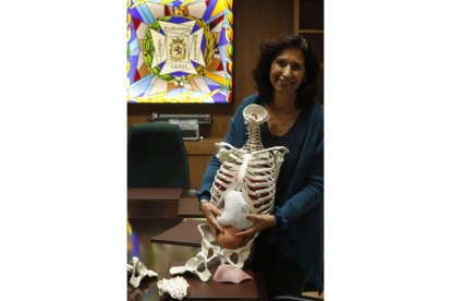 Nuria Vives, con el material que utiliza en sus clases. RAMIRO