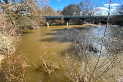 La subida de las temperaturas y el deshielo comienza a colmar los ríos de León. RAMIRO