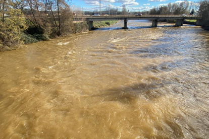 La subida de las temperaturas y el deshielo comienza a colmar los ríos de León. RAMIRO