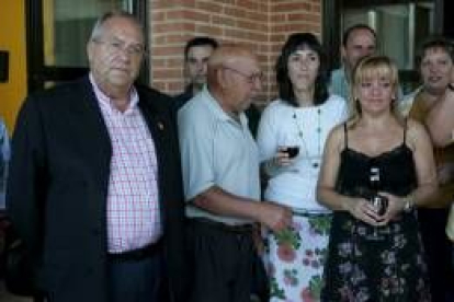 Cirpriano Elías Martínez, Ana Villafañe y Isabel Carrasco, con una copa en la mano de Prieto Picudo