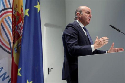 El ministro de Economía, Luis de Guindos, durante la rueda de prensa que ofreció ayer en Hamburgo.