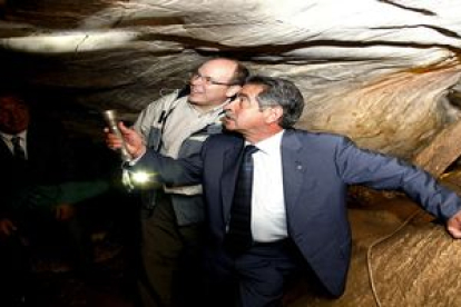 Alberto de Mónaco y el presidente de Cantabria en la cueva de El Castillo.