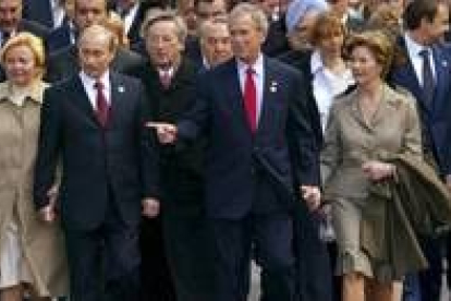 Los Putin y los Bush caminan en primera fila. Tras ellos, Zapatero con su esposa